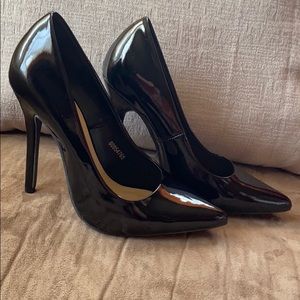 Selling these high heels excellent condition!!